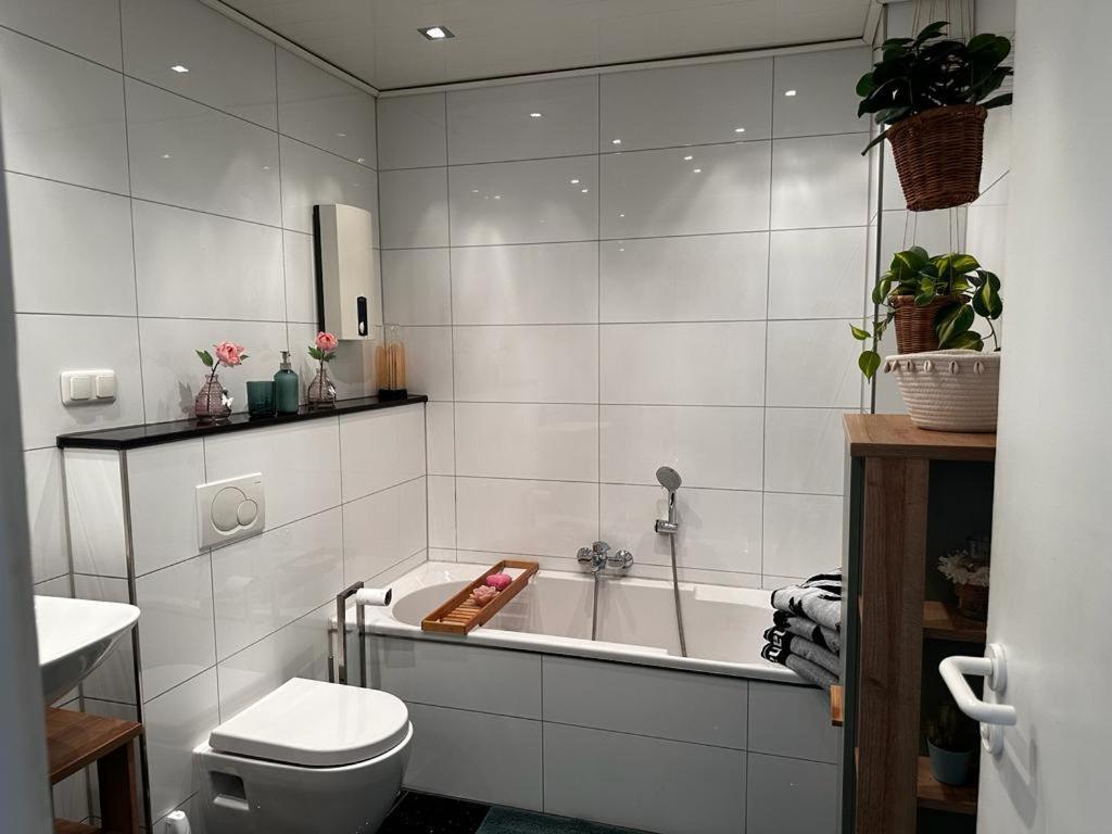 A&V Apartments Wunderschoene Rheinblick Wohnung Zum Entspannen Apt Ela Duisburg Eksteriør bilde